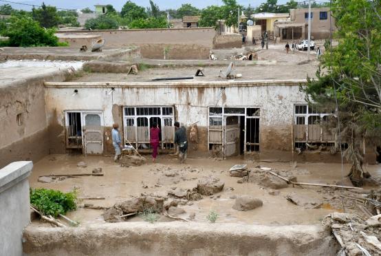 မေ ၁၁ ရက်က အာဖဂန်နစ္စတန်နိုင်ငံ ဘက်ဂလန်းပြည်နယ်ရှိ ကျေးရွာတွင် အမျိုသားများက ရွှံ့များဖုံးလွှမ်းနေသော နေအိမ်တစ်အိမ်ကို ရှင်းလင်းနေစဉ်(Photo: AFP)