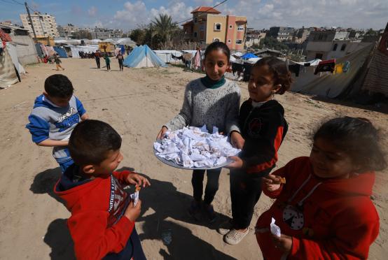 ရာဖာ ဒုက္ခသည်စခန်း၌ ကလေးများအား အိမ်လုပ်သကြားလုံးများ လိုက်ရောင်းနေသော ပါလက်စတိုင်း မိန်းကလေးကို မတ် ၇ ရက်တွင်တွေ့ရစဉ်(Photo: AFP)