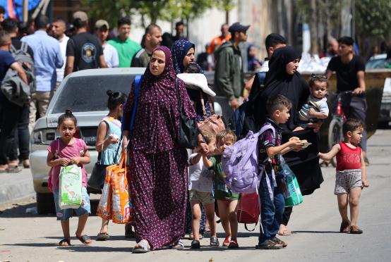 ပါလက်စတိုင်းအမျိုးသမီးများနှင့် ကလေးများ ရာဖာမှ စစ်ဘေးရှောင်လာသည်ကို မေ ၁၅ ရက်တွင် တွေ့ရစဉ်(Photo: AFP)
