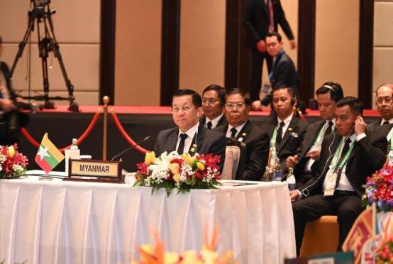 ပုံစာ- ထိုင်းနိုင်ငံ၌ ၂၀၂၅ ခုနှစ် ဧပြီ ၄ ရက်က ကျင်းပသည့် ဘင်းမ်စတက် ထိပ်သီးအစည်းအဝေးနှင့် ၎င်းအစည်းအဝေးသို့ တက်ရောက်ခဲ့သည့် နိုင်ငံတော်သမ္မတ ဦးမင်းအောင်လှိုင် (ထိုစဥ်က နစကဥက္ကဌတာဝန်)အားတွေ့ရစဥ်။ Photo. MOI,Thai Prd