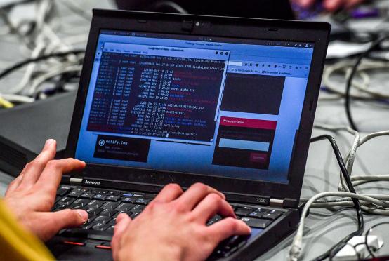 ၂၀၁၈ ခုနှစ်က ပြင်သစ်နိုင်ငံတွင်ပြုလုပ်သည့် နိုင်ငံတကာဆိုက်ဘာလုံခြုံရေးဖိုရမ်တွင် ကွန်ပျူတာအသုံးပြုနေသူတစ်ဦးကို တွေ့ရစဉ်(Photo:AFP)