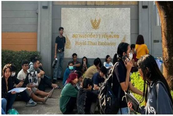 ရန်ကုန်မြို့ရှိ ထိုင်းနိုင်ငံ သံရုံး ရှေ့တွင် ဗီဇာ ရရှိရန် စောင့်ဆိုင်းနေသူများကို တွေ့ရစဉ်
