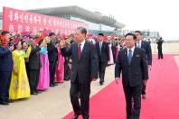ပုံစာ- ဧပြီ ၁၁ ရက်က ပြုံယမ်းမြို့တော်သို့ ရောက်ရှိလာသည့် တရုတ်ထိပ်သီးလွွတ်တော်အမတ် ကြောင်းလီကျိ (လယ်-ဝဲ) နှင့် မြောက်ကိုရီးယားလွှတ်တော် အမြဲတမ်းကော်မတီဥက္ကဌ ချိုးရွန်ဟေး (ယာ) တို၌အား တွေ့ရစဉ် (Photo:AFP)