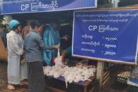 ပုံစာ။ ပဲခူးမြို့နယ်တွင် ဒေသကြက်နှင့် CP ကြက်သားများအား ကြားခံအဆင့်ဆင့်မလိုပဲ မွေးမြူရေးလုပ်ငန်းရှင်များထံမှ စားသုံးသူများထံသို့ တိုက်ရိုက်ရောင်းချပေးနေသည်ကိုတွေ့ရစဥ်
