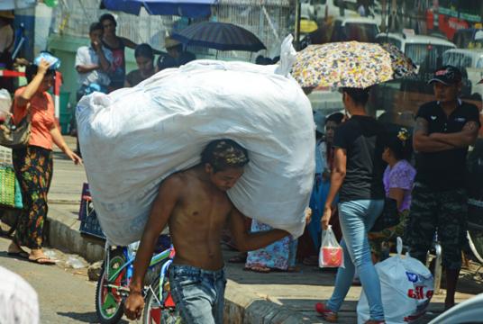 တရုတ်နယ်စပ် မူဆယ် ကုန်သွယ်ရေးဇုန်သို့သွားမည့် ကုန်တင်ယာဉ်များအား နိုဝင်ဘာလအတွင်းက တွေ့ရစဉ် (ဓာတ်ပုံ-ထွန်းနေလှိုင်)