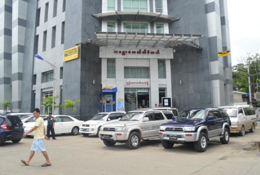  အများပြည်သူကောင်းမှုပရဟိတအဖွဲ့ ရန်ကုန်ဆေးရုံကြီးဝင်းအတွင်း သန့်ရှင်းရေးပြုလုပ်နေသည်ကို ဒီဇင်ဘာ ၂၉ ရက်က တွေ့ရစဉ်