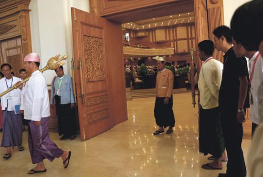 တောင်တက် ကားပြေးဆွဲခွင့် မရှိသည့်အပေါ် ဒေသခံများ ဆန္ဒထုတ်ဖော်နေစဉ် (ဓာတ်ပုံ - ဘိုဘိုမြင့်)