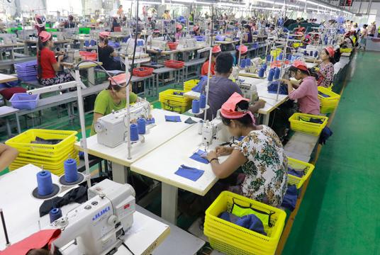 ရန်ကုန်မြို့ရှိ အထည်ချုပ်စက်ရုံတစ်ခုတွင် လုပ်ငန်းခွင်ဝင်နေကြသည်ကို COVID-19 ကာလမတိုင်မီက တွေ့ရစဉ်