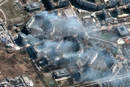 မတ်လ ၂၂ ရက်က ရုရှားဘက်က တိုက်ခိုက်သဖြင့် မီးခိုးများ ထွက်နေသောမာရီပိုးလ်ရပ်ကွက်တစ်ခုကို Maxar ဂြိုဟ်တုဓာတ်ပုံတွင် တွေ့ရစဉ် Photo : AP