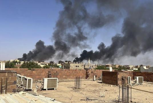 ၂၀၂၃ ခုနှစ်၊ ဧပြီလ ၂၁ ရက်က ဒိုဟာနိုင်ငံတကာ ဆေးရုံအနီး ဆူဒန်နိုင်ငံ ခါတွန်မြို့တွင် မီးခိုးများ ပြည့်လျှံနေစဉ် (Photo: AFP)