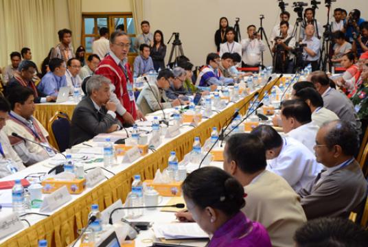 တနင်္သာရီတိုင်းဒေသကြီး ရဲတပ်ဖွဲ့မှူး ရဲမှူးကြီးနေမျိုးအား KNU၊ တပ်မတော်နှင့်၊ ပြည်သူစစ် အရာရှိများနှင့်အတူ တွေ့ရစဉ်