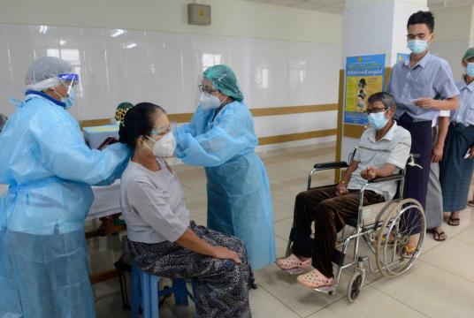 လားရှိုးမြို့တွင် COVID-19 ကာကွယ်ဆေးထိုးနှံနေစဉ် (ဓာတ်ပုံ - စိုင်းထွန်းနေလှိုင်)