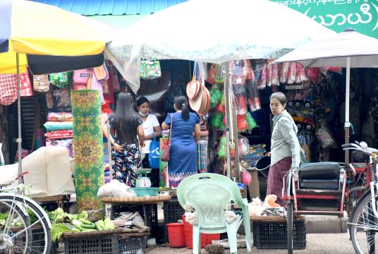 အခြေခံစားသောက်ကုန်များ ရောင်းချရာ ရန်ကုန်မြို့ရှိ စျေးတစ်ခုကို တွေ့ရစဉ်(ဓာတ်ပုံ-ကြည်နိုင်)
