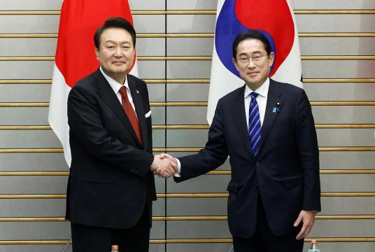 တောင်ကိုရီးယားသမ္မတ ယွန်းဆက်ယိုနှင့် ဂျပန်ဝန်ကြီးချုပ်ကိရှိဒတို့ ၂၀၂၃ ခုနှစ်၊ မတ်လ ၁၆ ရက်က ဂျပန်နိုင်ငံ တိုကျိုမြို့ရှိ ဝန်ကြီးချုပ်နေအိမ်၌ တွေ့ဆုံစဉ် (Photo: Reuters)