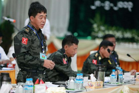 ၂၀၁၃ ခုနှစ် မေလအတွင်းက မြစ်ကြီးနားမြို့တွင် ပြုလုပ်သည့် အစိုးရနှင့် KIA တို့၏ ငြိမ်းချမ်းရေးဆွေးနွေးပွဲတွင် KIA မှ ဗိုလ်ချုပ် ဂွန်မော်အား တွေ့ရစဉ်(Photo: AFP)