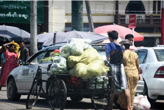 ရန်ကုန်မြို့ ရွှေပိတောက်ငါးစျေးကို အမှီပြုပြီး လုပ်ကိုင်စားသောက်နေသူအချို့ကို ၂၀၂၂ ခုနှစ်အတွင်းက တွေ့ရစဉ် (ဓာတ်ပုံ - ကြည်နိုင်)